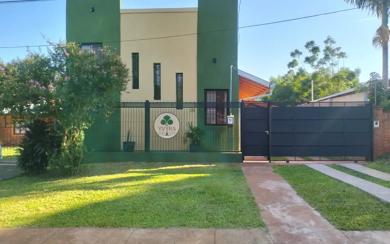 Fachada de Yvyra Alojamiento con jardín en Puerto Iguazú, Misiones